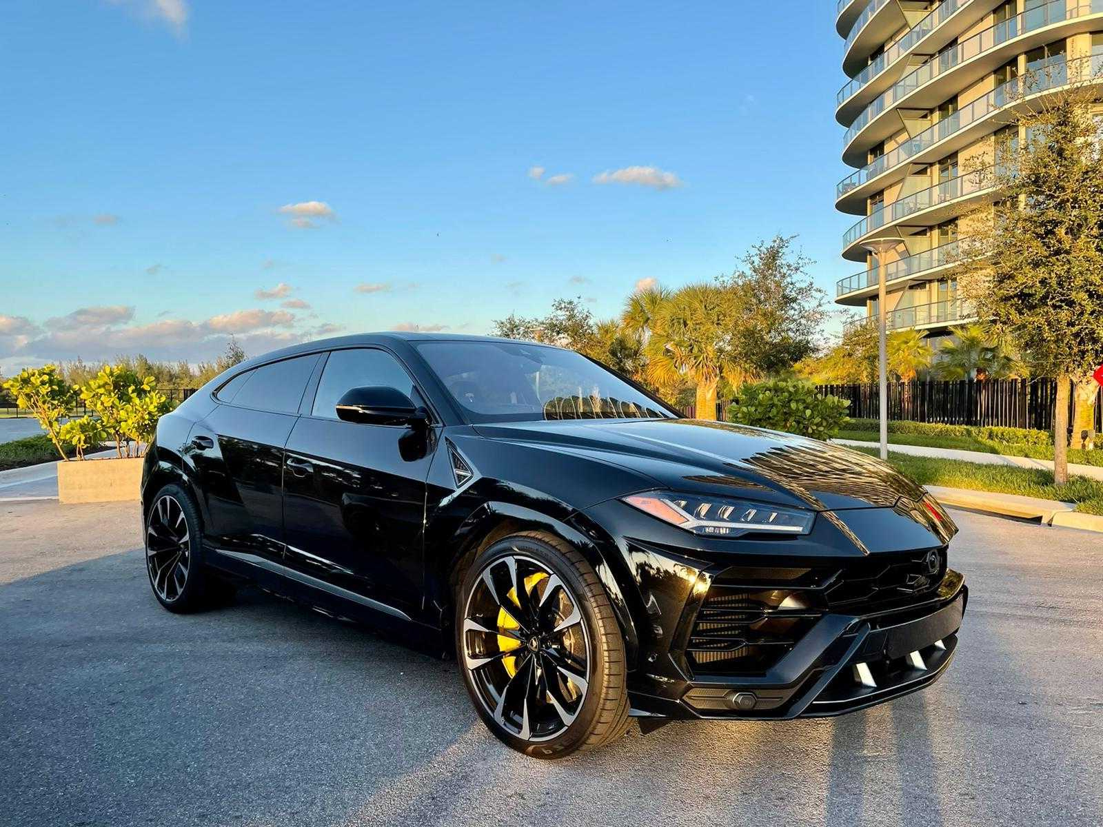 black Lamborghini Urus